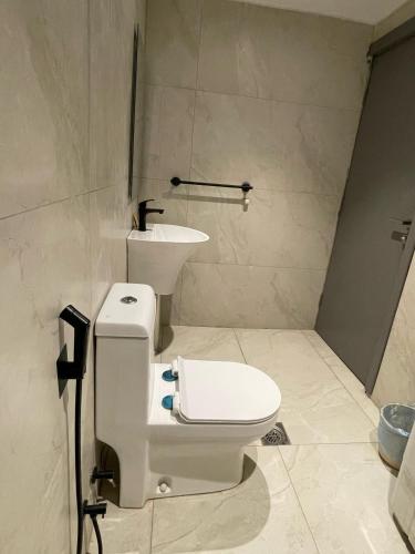 a bathroom with a toilet and a sink at كــيــان الـمـنـسـك Kayan Al Mansak in Abha