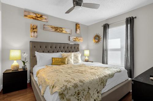 een slaapkamer met een bed en een plafondventilator bij 1st Animatronic Dinosaur Villa in Orlando