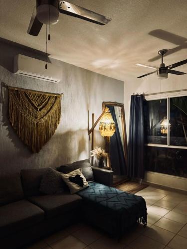 坎昆casa coyuca 4的配有沙发和吊扇的客厅