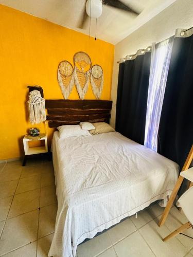 坎昆casa coyuca 4的卧室配有一张墙上心灵床