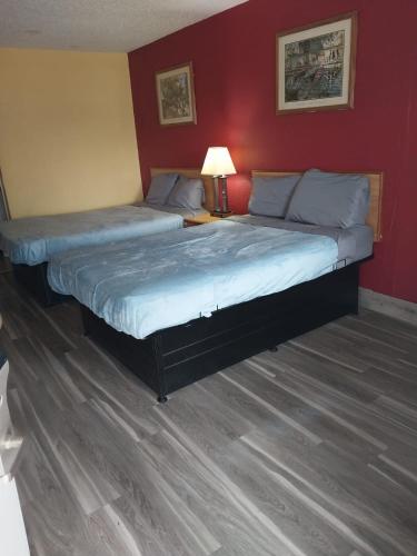 Ένα ή περισσότερα κρεβάτια σε δωμάτιο στο 2 Double Beds Hotel Room 121