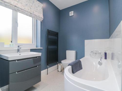 Et badeværelse på North Bay Cottage