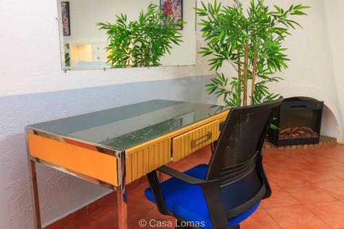 a glass desk with a chair in a room at Casa Lomas in Tegucigalpa