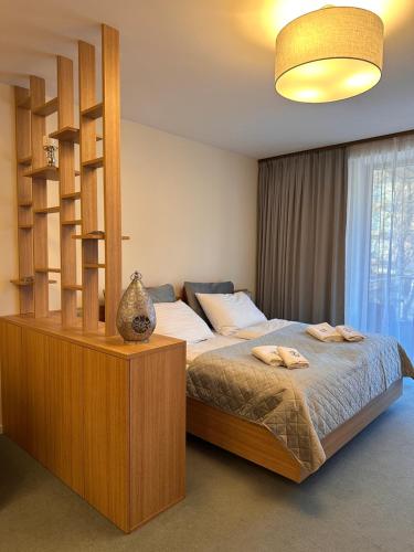Postel nebo postele na pokoji v ubytování Helen Apartments Hrebienok Resort C317
