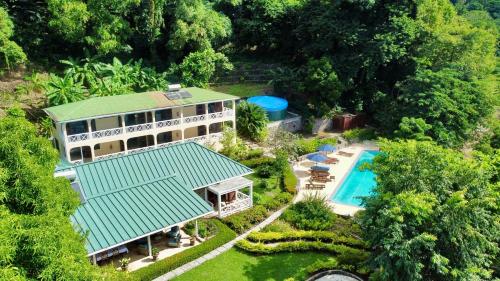 widok z lotu ptaka na dom z basenem w obiekcie Authentic St, Lucian Experience at Prestigious 2-bed Villa - Colibri Cottage villa w mieście Soufrière