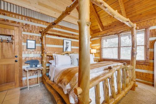 Un pat sau paturi într-o cameră la Honey Bear Pause Rural Escape with Porch and Hot Tub!