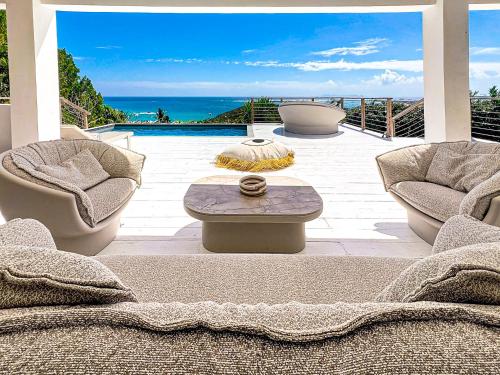 Posezení v ubytování Villa Atao, sublime view of Orient Bay and the islands