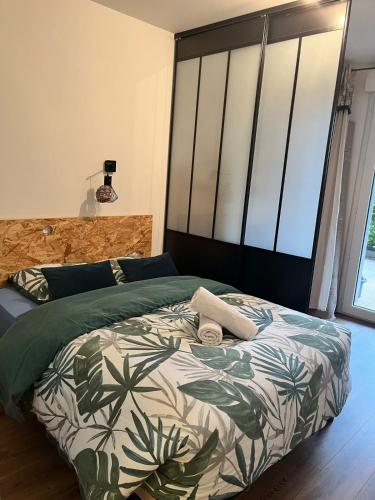 une chambre avec un grand lit avec une grande fenêtre dans l'établissement Lovely cozy apartment with large terrace, à Allonzier-la-Caille