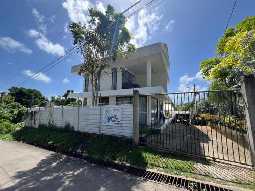 a white house with a fence in front of it at Agathas Hill in San Andrés