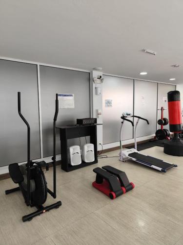 a gym with several exercise equipment in a room at Penthouse lujo, Parque La Carolina, Piscina, parqueo 3 habitaciones in Quito