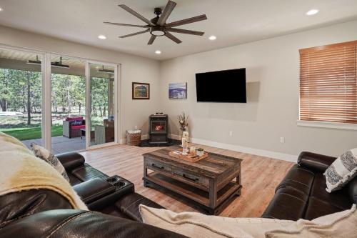 un soggiorno con un divano e una TV di 110 Crane a Bend