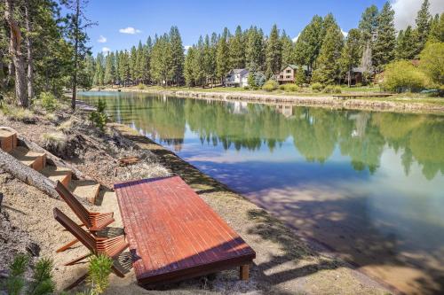 una panchina di legno seduta accanto a un fiume di 110 Crane a Bend
