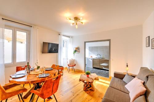 un salon avec une table et un canapé dans l'établissement 3 pièces, climatisé, calme, 100m du centre, parking, 