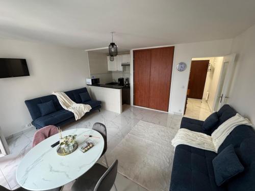 un salon avec un canapé, une table et des chaises dans l'établissement Quiet apartment near metro, à Pantin