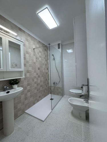 a bathroom with a shower and a toilet and a sink at Medano Dunas de Oro in El Médano