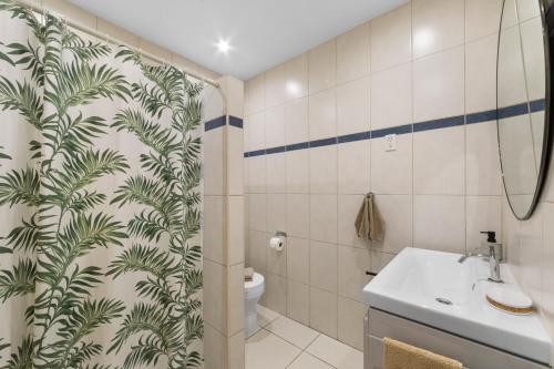 een badkamer met toilet en wastafel bij Paradiso Chikitu Little Paradise in Willemstad