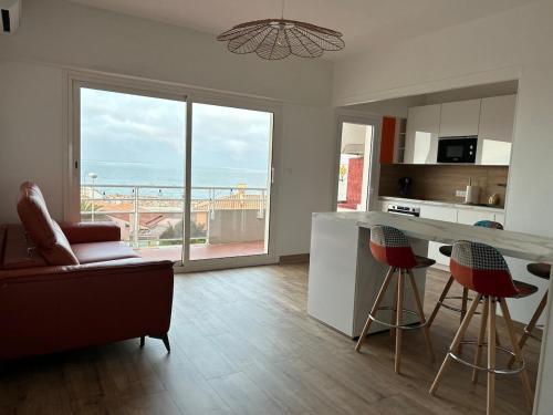 cocina y sala de estar con vistas al océano en Appartement « pépite » vue mer, en Saint-Cyprien