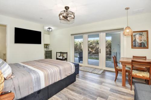 Un dormitorio con una cama, una mesa y un escritorio. en The White House on Flagler Beach - Unit 11 home, en Flagler Beach
