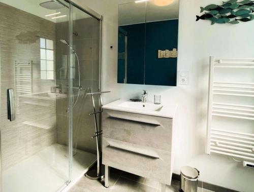 une salle de bain blanche avec un lavabo et une douche dans l'établissement Résidence L98-perros Guirec - Maison avec jardin, proche de Trestraou MAE-8521, à Perros-Guirec