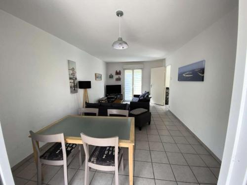 un salon avec une table, des chaises et un canapé dans l'établissement Résidence Domaine Des Sables - 054 - Maison en duplex dans une résidence 3 étoiles MAE-2361, à Soulac-sur-Mer