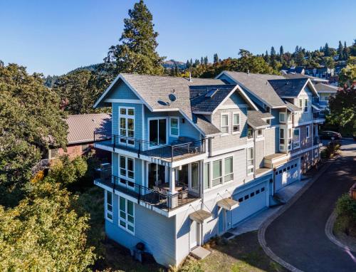 eine Luftansicht eines Hauses mit blauer Oberfläche in der Unterkunft River Watch Getaway in Hood River