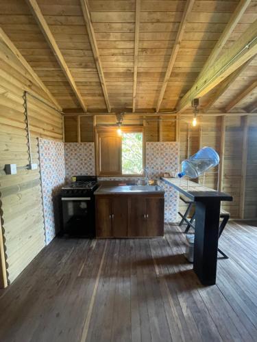 Finca Hotel el Valhallaにあるキッチンまたは簡易キッチン