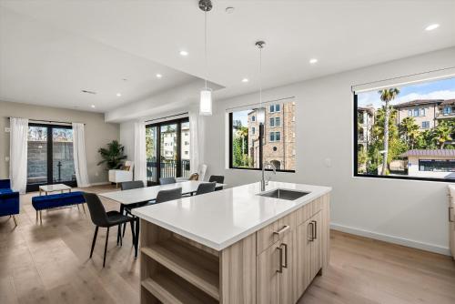 レッドウッドシティにあるWoodside Condos unit 914のテーブルと椅子のあるキッチンとダイニングルーム