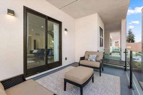 レッドウッドシティにあるWoodside Condos unit 914のリビングルーム(ソファ、椅子、窓付)
