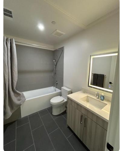 Woodside Condos unit 914にあるバスルーム