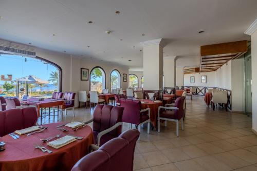 Restoran või mõni muu söögikoht majutusasutuses Continental Plaza Beach Resort