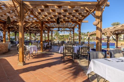 Restoran või mõni muu söögikoht majutusasutuses Continental Plaza Beach Resort