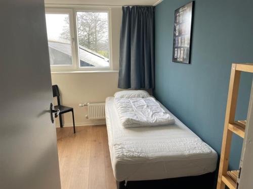 a small room with a bed and a window at 5 pers vakantiehuis met Hottub nabij Vorden in Hengelo