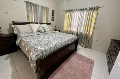 Giường trong phòng chung tại Arima Home - Cozy East - 3 Bedroom