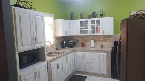 Nhà bếp/bếp nhỏ tại Arima Home - Cozy East - 3 Bedroom