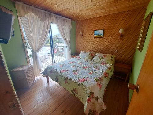 Postel nebo postele na pokoji v ubytování Cabañas Puerto Ensenada