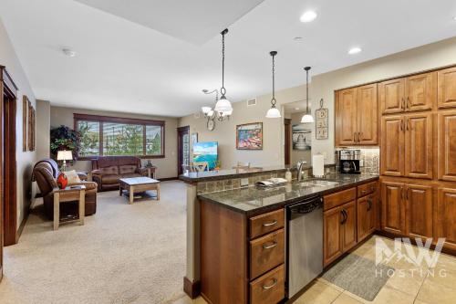 Η κουζίνα ή μικρή κουζίνα στο Elegant 2BR Condo in Riverstone