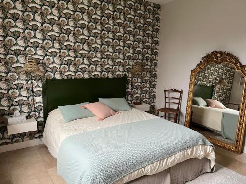 une chambre avec un lit et un miroir dans l'établissement Maison Le Mans chambre parentale, au Mans
