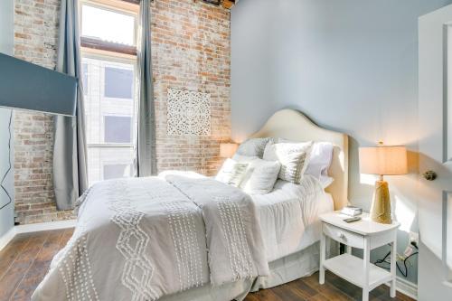 Ένα ή περισσότερα κρεβάτια σε δωμάτιο στο Dtwn Loft in the Heart of Monett Pets Welcome!