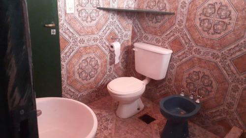 ein Badezimmer mit Toilette und Waschbecken in der Unterkunft Ultra in Ituzaingó