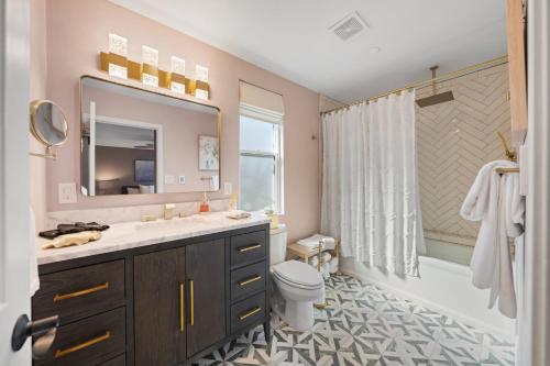 ein Badezimmer mit Waschbecken, Toilette und Spiegel in der Unterkunft Das Blaue Haus - Close to wine route in Fredericksburg