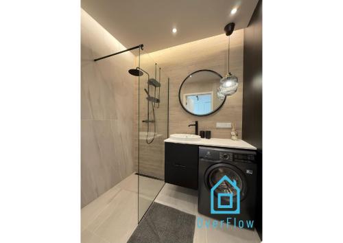 Bilik mandi di Sailor Apartment- 10 minutes to Seaside & City Center Gdynia
