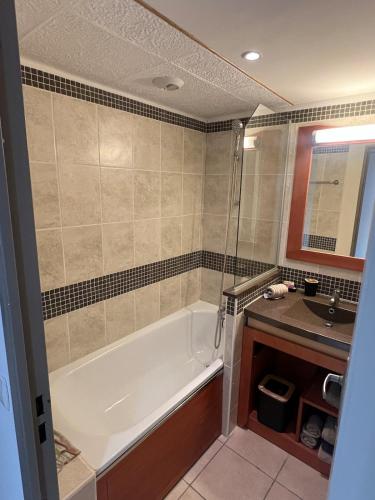 une salle de bain avec une baignoire et un lavabo dans l'établissement Chez Leslie et Michael - Sowell family, à Grospierres
