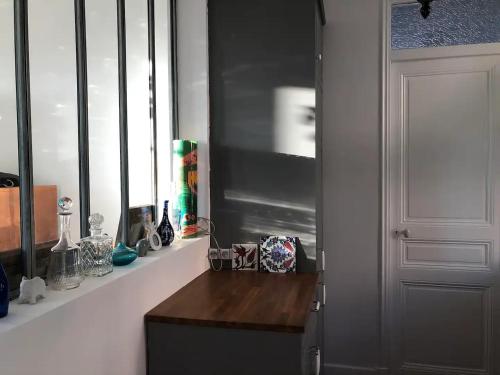 une cuisine avec un comptoir en bois et une fenêtre dans l'établissement Belfort, à Cannes