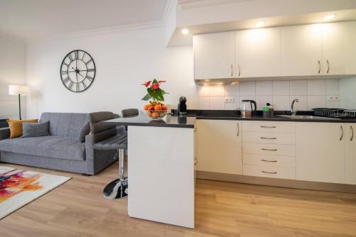 Debbie & Cris House by Mth