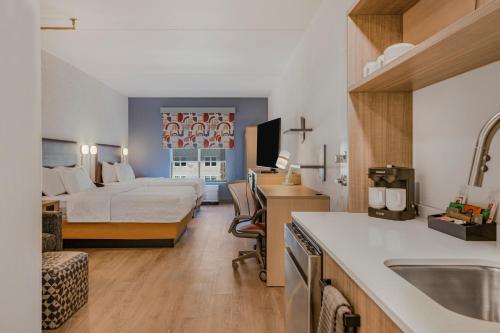 布恩Home2 Suites By Hilton Boone的带床和水槽的酒店房间