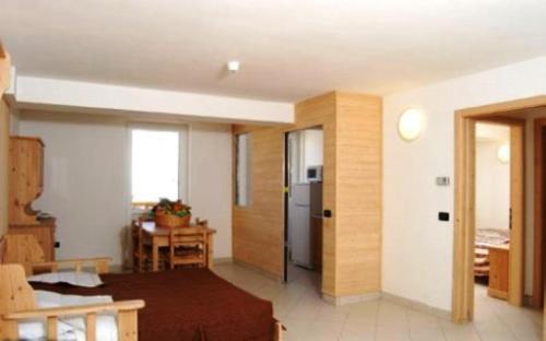 a room with a kitchen and a living room at Hotel Residence Bellavista - Camping Polsa in Brentonico