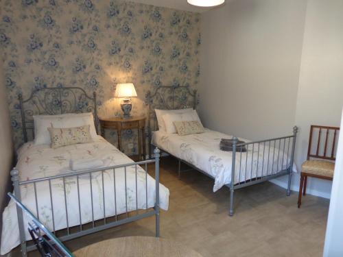 Ένα ή περισσότερα κρεβάτια σε δωμάτιο στο The Coachhouse Gite