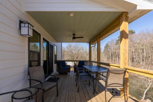 a screened porch with a table and chairs at Brand New Waterfront Construction in Bluff City