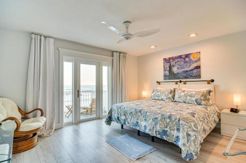 セント・ピーターズバーグにあるBayfront St Petersburg Retreat 4 Mi to Downtown!のベッドがあり海が見える寝室