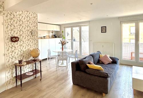 un salon avec un canapé et une table dans l'établissement Le St-Arnould - Vue Cathédrale, central & calme, à Metz